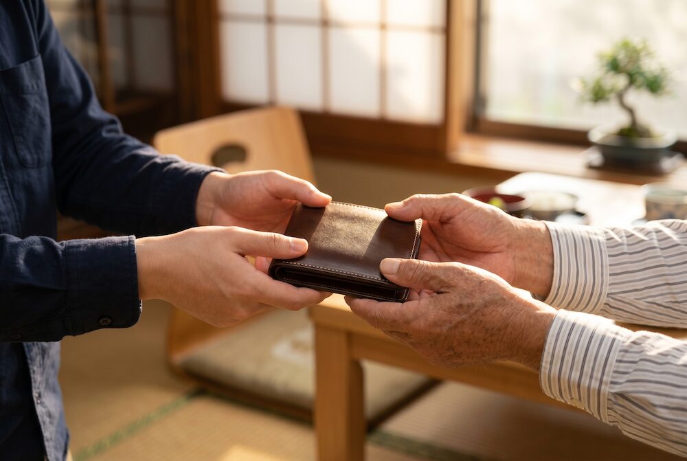 父の日に革財布を父の手に渡す瞬間ー贈る喜びと家族の絆