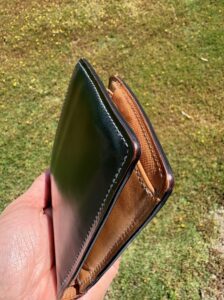 コードバン財布の厚みと側面