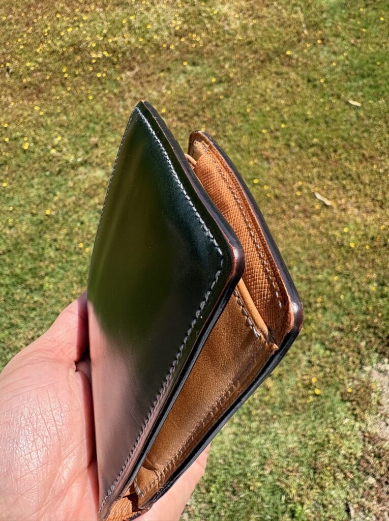 コードバン財布の厚みと側面