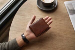 手のひらにのる薄いGANZOの本革ミニ財布を上から見た俯瞰